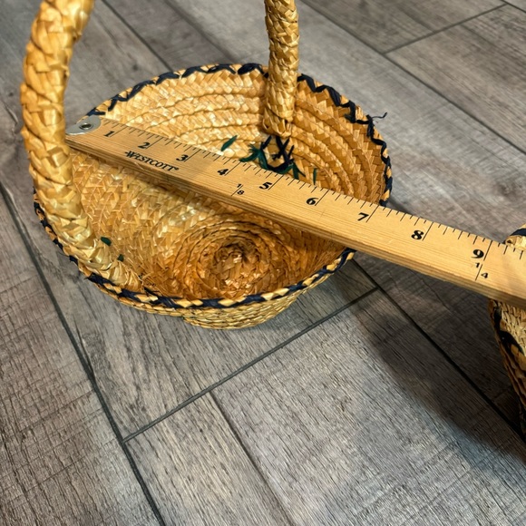 Set of 2 Small Vintage Floral Straw Nesting Baskets - Picture 8 of 10